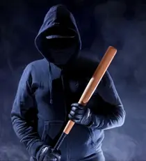 Individu menaçant avec batte