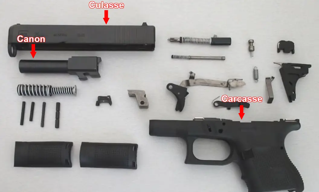Pistolet semi-automatique démonté — culasse, canon, carcasse